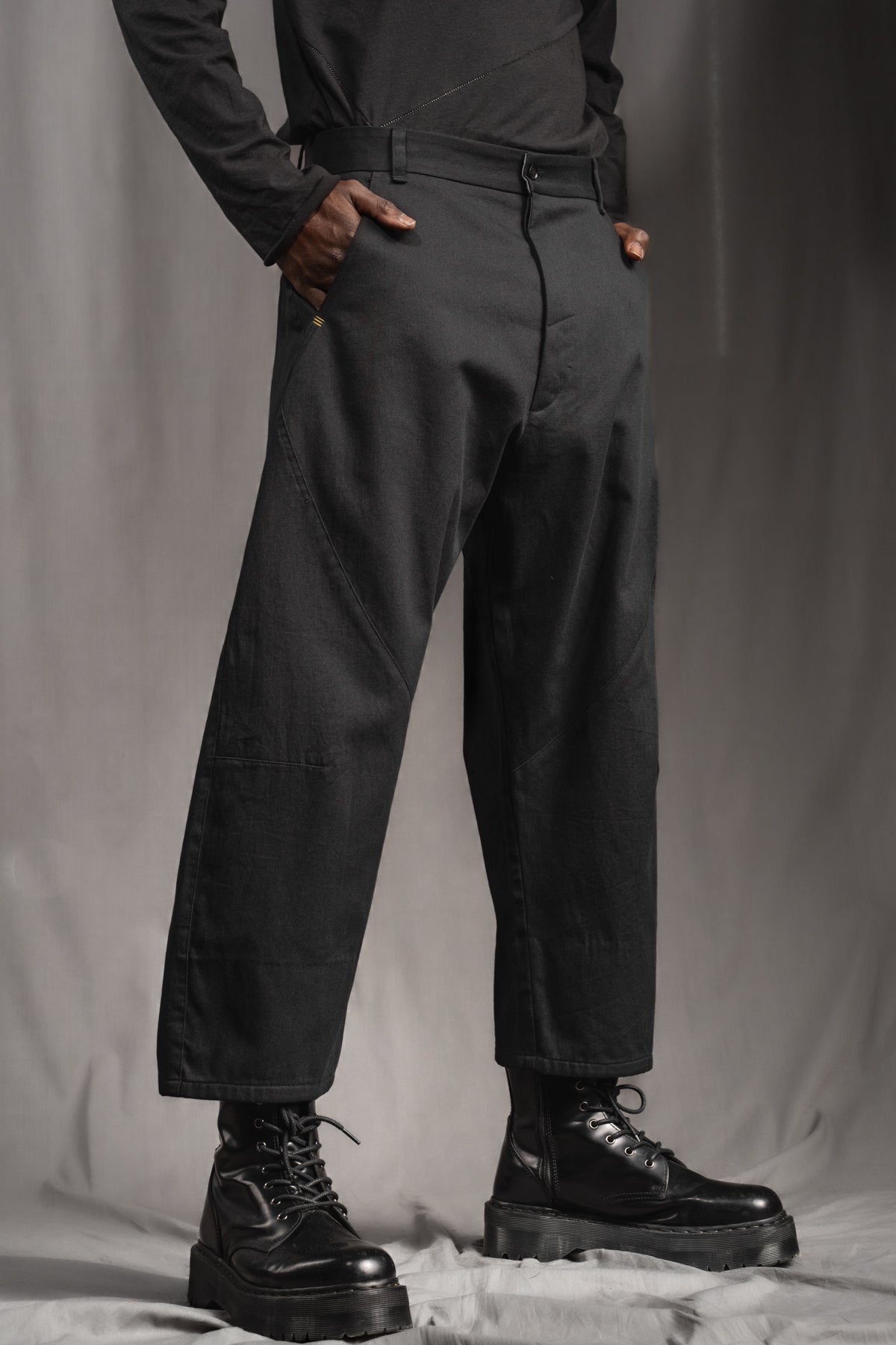 eigensinnig wien | Quarles | Schwarze, leichte Designer Cropped Baggy Pants aus Baumwolle