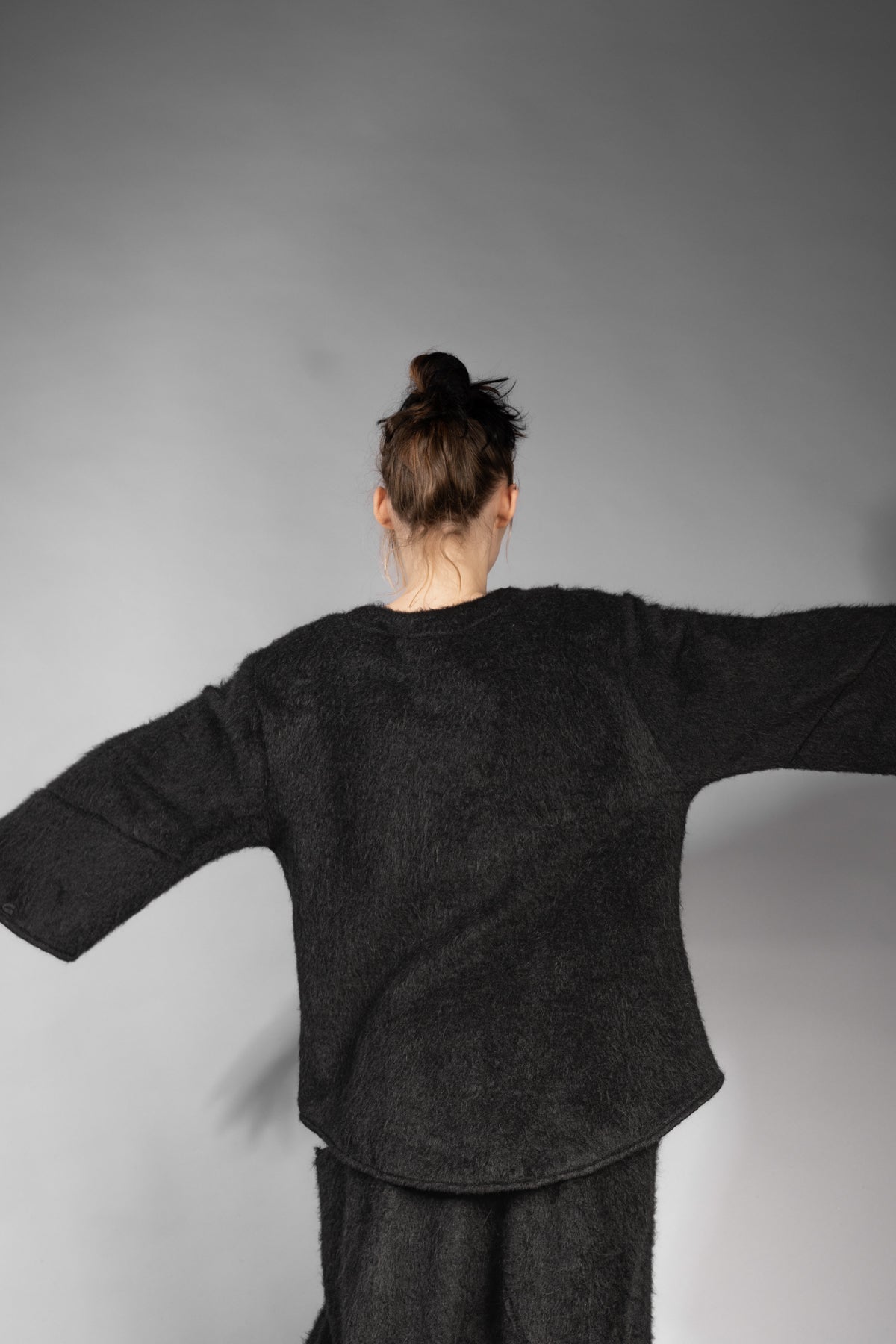 eigensinnig wien | Richier | Asymmetrischer schwarzer Flauschpullover für Damen mit Taschen