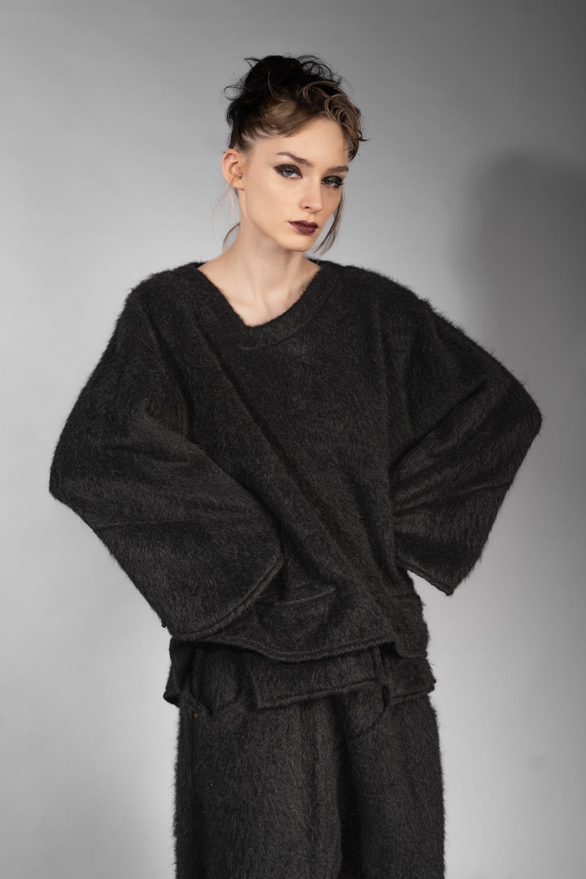eigensinnig wien | Richier | Asymmetrischer schwarzer Flauschpullover für Damen mit Taschen