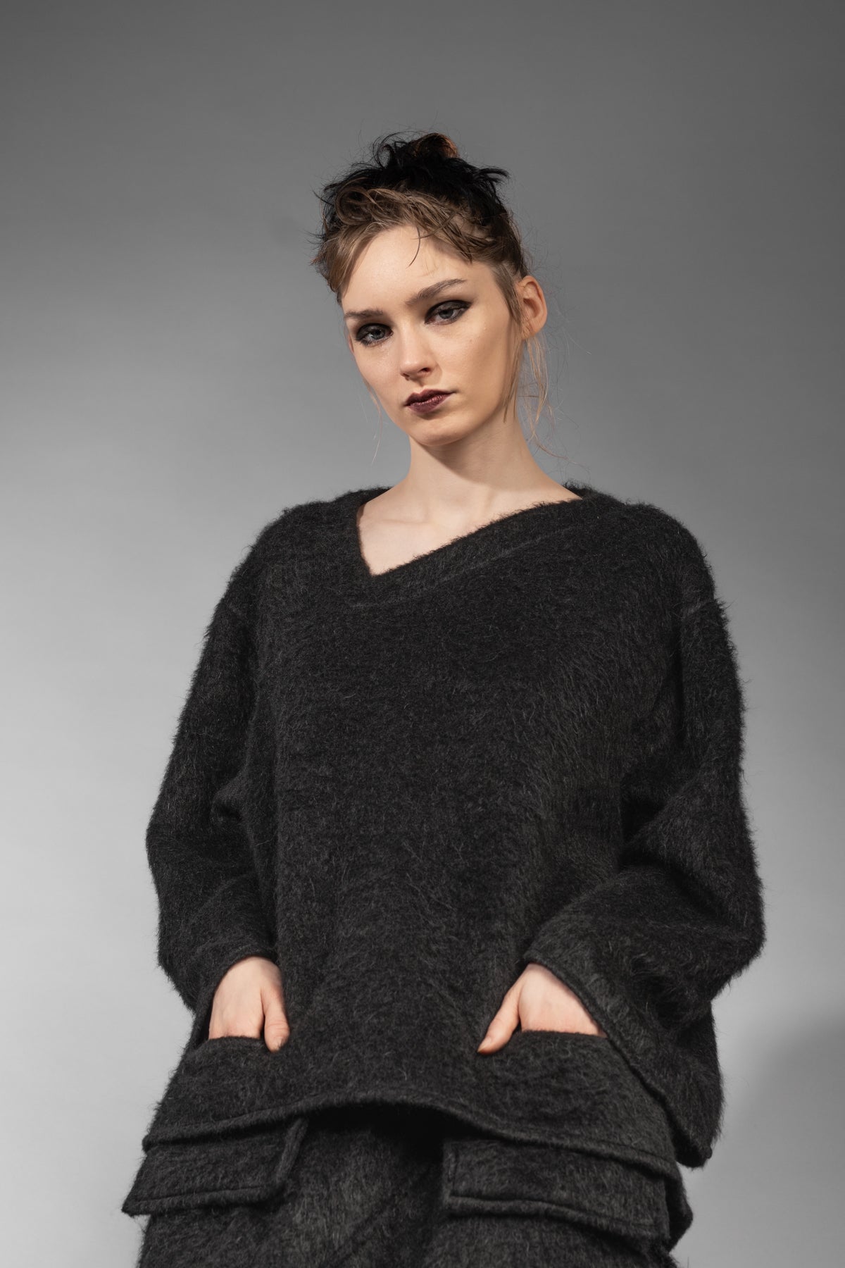 eigensinnig wien | Richier | Asymmetrischer schwarzer Flauschpullover für Damen mit Taschen