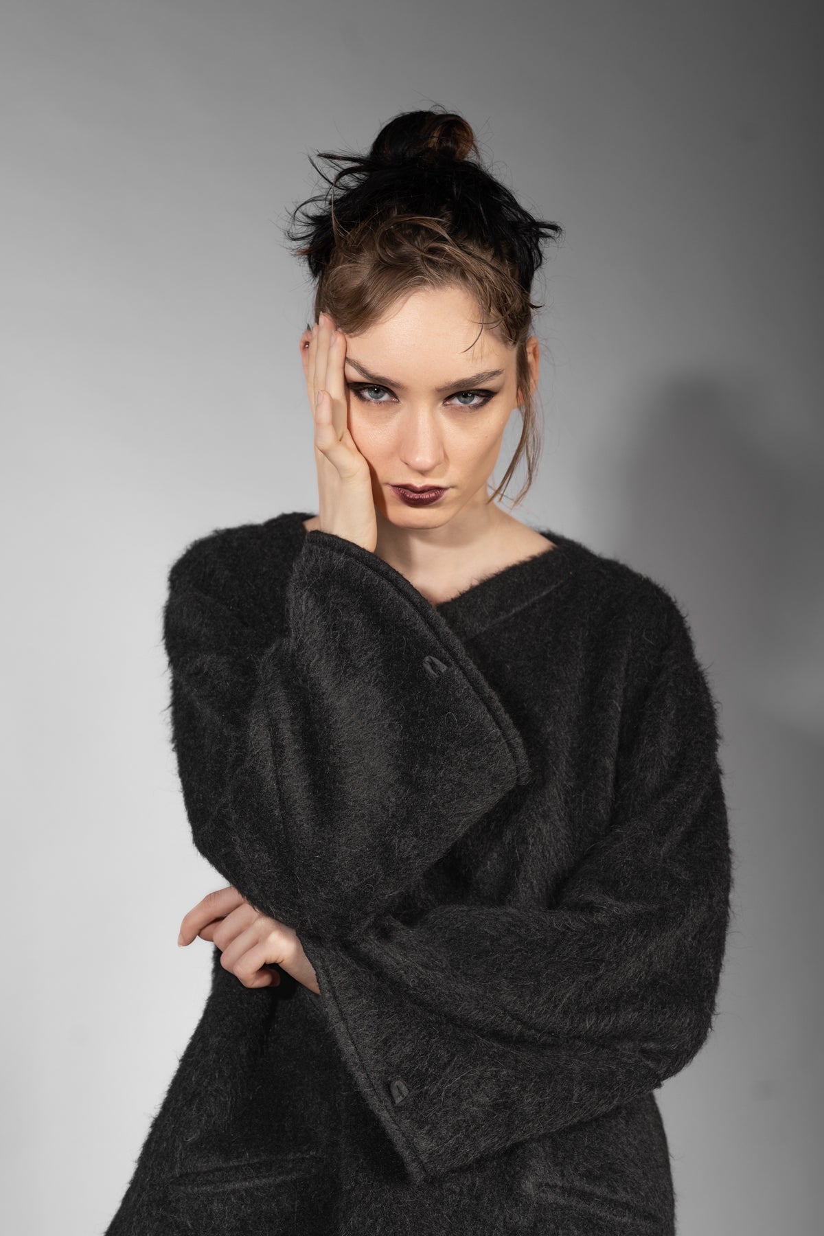 eigensinnig wien | Richier | Asymmetrischer schwarzer Flauschpullover für Damen mit Taschen