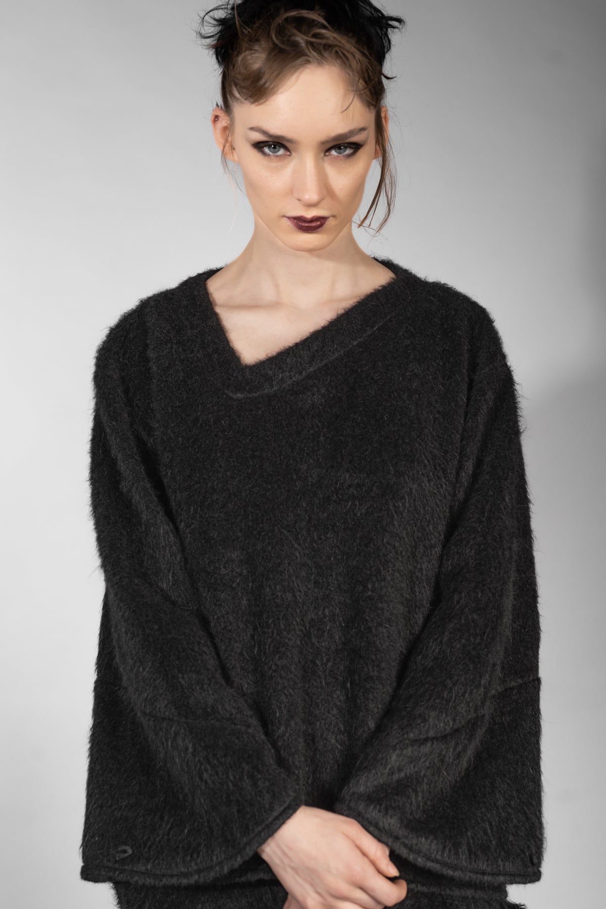 eigensinnig wien | Richier | Asymmetrischer schwarzer Flauschpullover für Damen mit Taschen