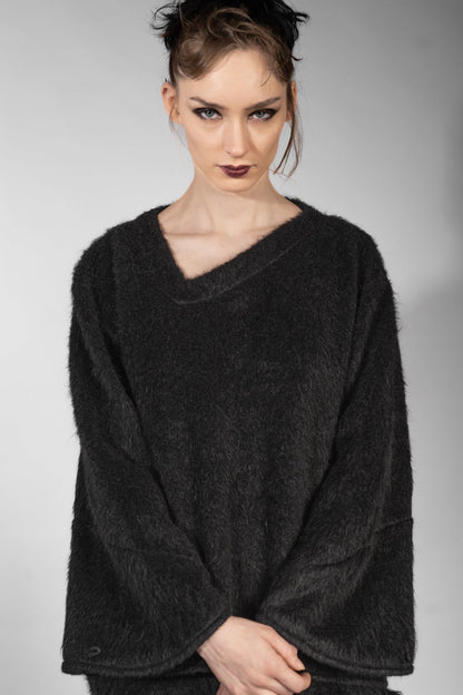 eigensinnig wien | Richier | Asymmetrischer schwarzer Flauschpullover für Damen mit Taschen