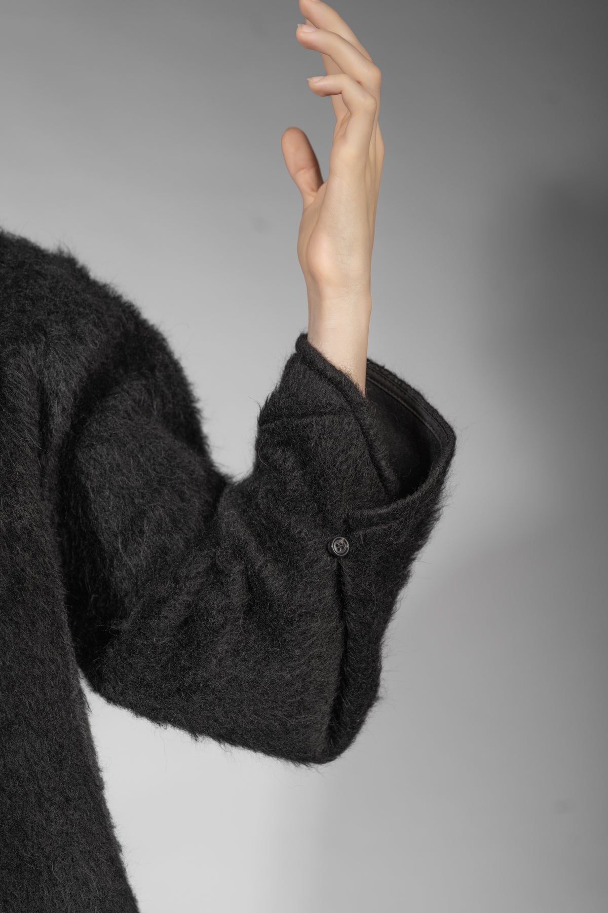 eigensinnig wien | Richier | Asymmetrischer schwarzer Flauschpullover für Damen mit Taschen