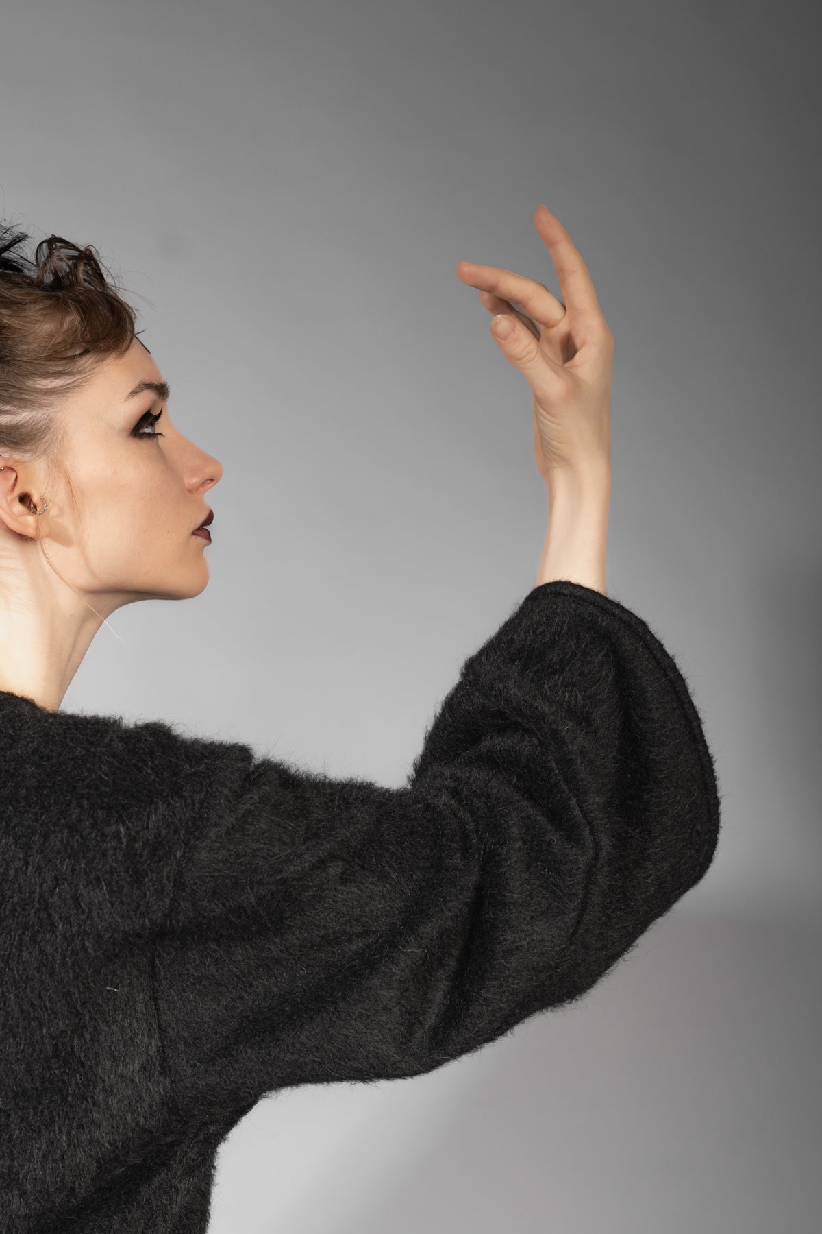 eigensinnig wien | Richier | Asymmetrischer schwarzer Flauschpullover für Damen mit Taschen