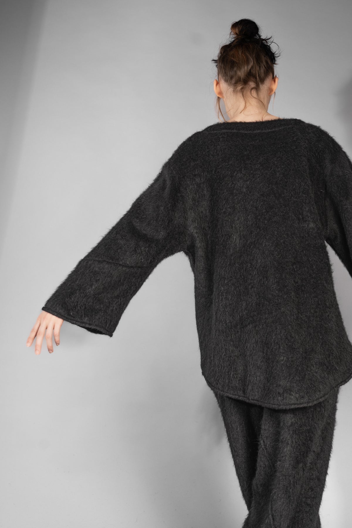 eigensinnig wien | Richier | Asymmetrischer schwarzer Flauschpullover für Damen mit Taschen