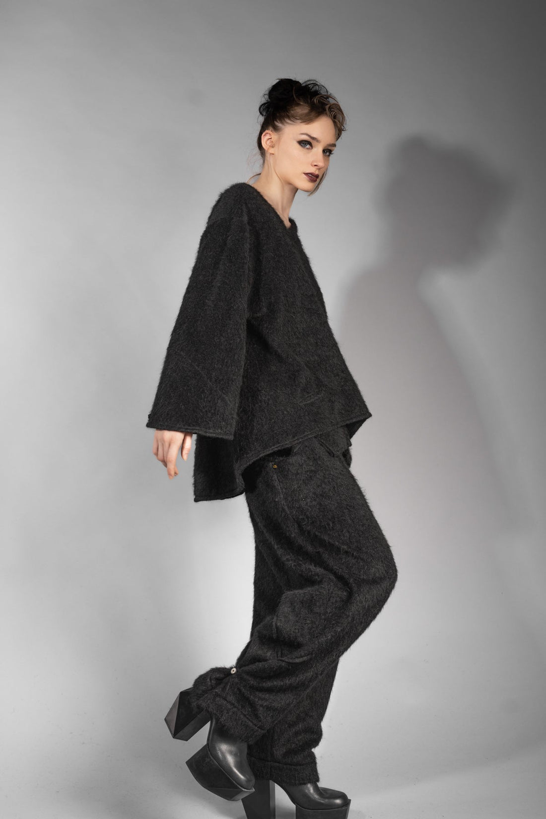 eigensinnig wien | Richier | Asymmetrischer schwarzer Flauschpullover für Damen mit Taschen