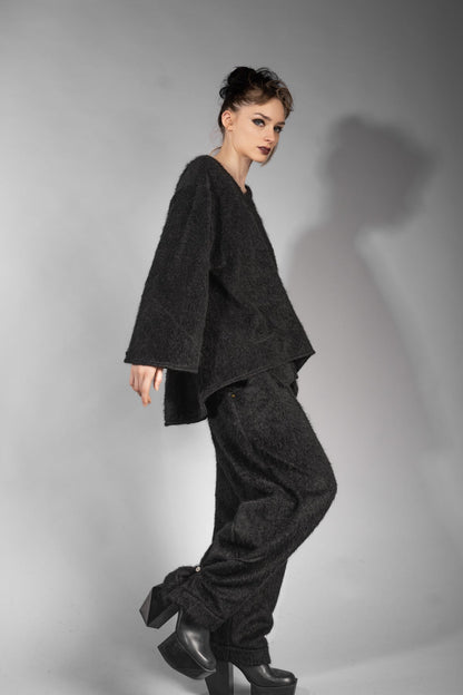 eigensinnig wien | Richier | Asymmetrischer schwarzer Flauschpullover für Damen mit Taschen