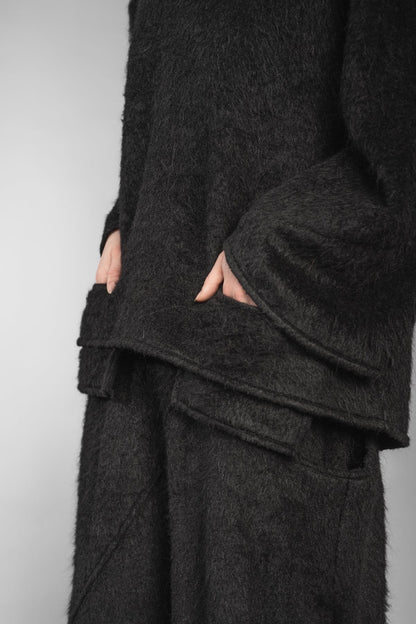 eigensinnig wien | Richier | Asymmetrischer schwarzer Flauschpullover für Damen mit Taschen