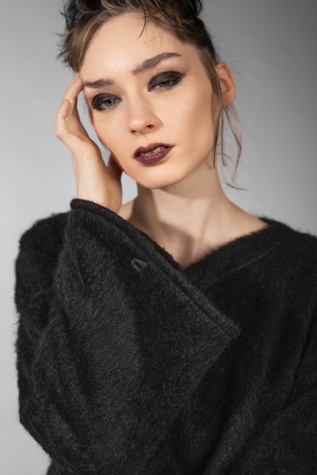 eigensinnig wien | Richier | Asymmetrischer schwarzer Flauschpullover für Damen mit Taschen
