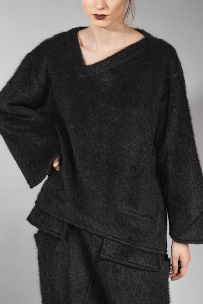 eigensinnig wien | Richier | Asymmetrischer schwarzer Flauschpullover für Damen mit Taschen