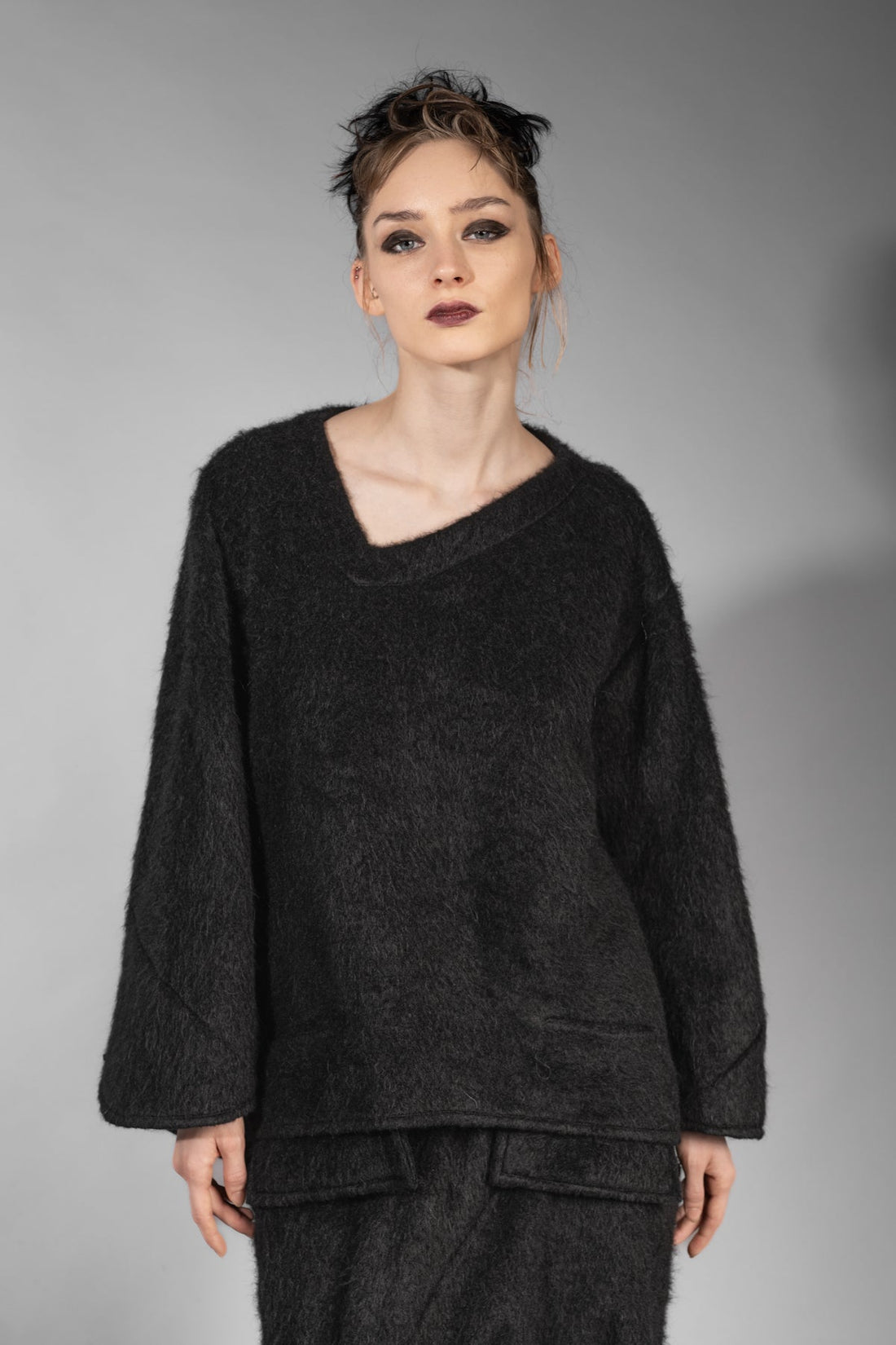 eigensinnig wien | Richier | Asymmetrischer schwarzer Flauschpullover für Damen mit Taschen