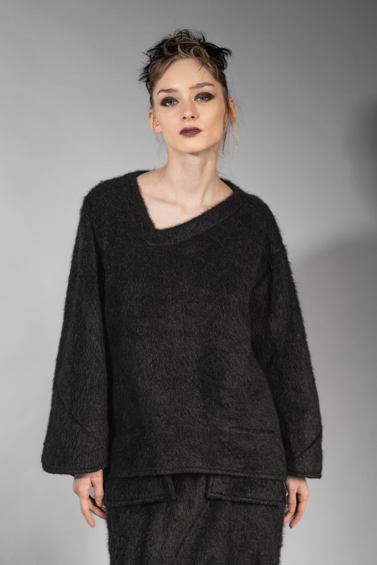 eigensinnig wien | Richier | Asymmetrischer schwarzer Flauschpullover für Damen mit Taschen