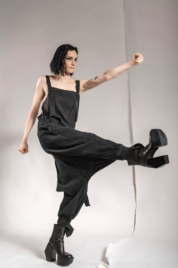 eigensinnig wien | Rilke | Eleganter Jumpsuit mit Haremshose aus Seide in Schwarz
