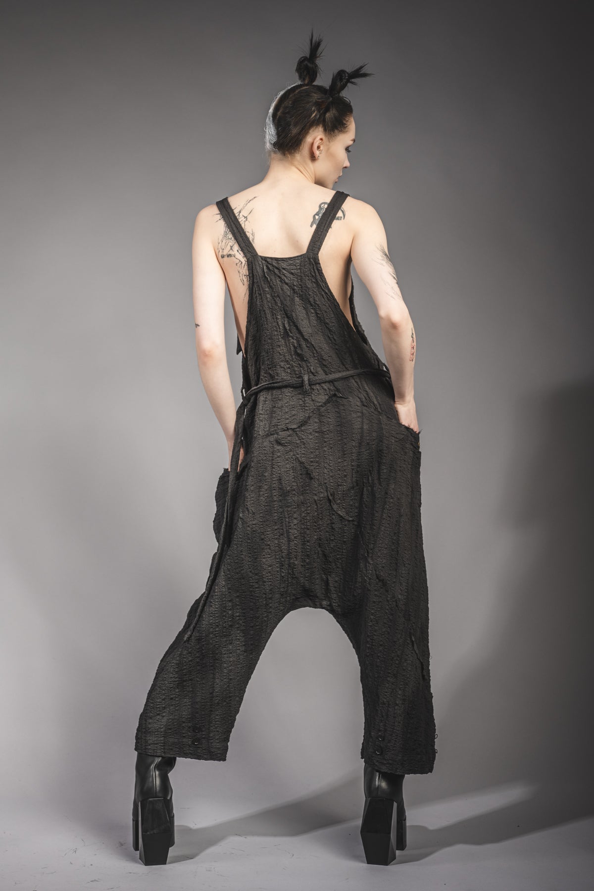 eigensinnig wien | Rilke | Extravaganter Drop Crotch Jumpsuit aus grauer Baumwolle