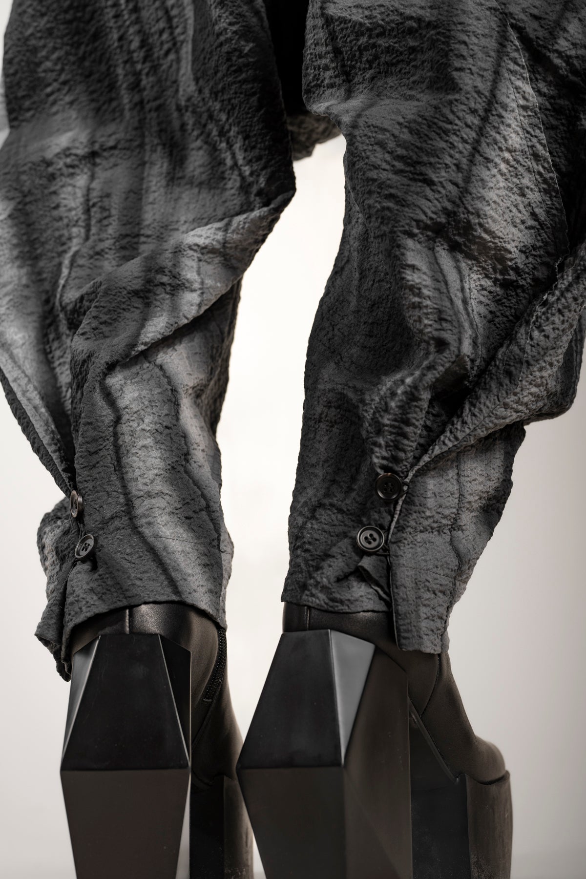 eigensinnig wien | Rilke | Extravaganter Drop Crotch Jumpsuit aus grauer Baumwolle