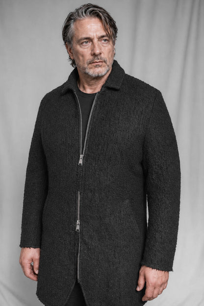 eigensinnig wien | Roquentin | Extravaganter schwarzer Herren-Wintermantel mit Zipp aus japanischer Wolle