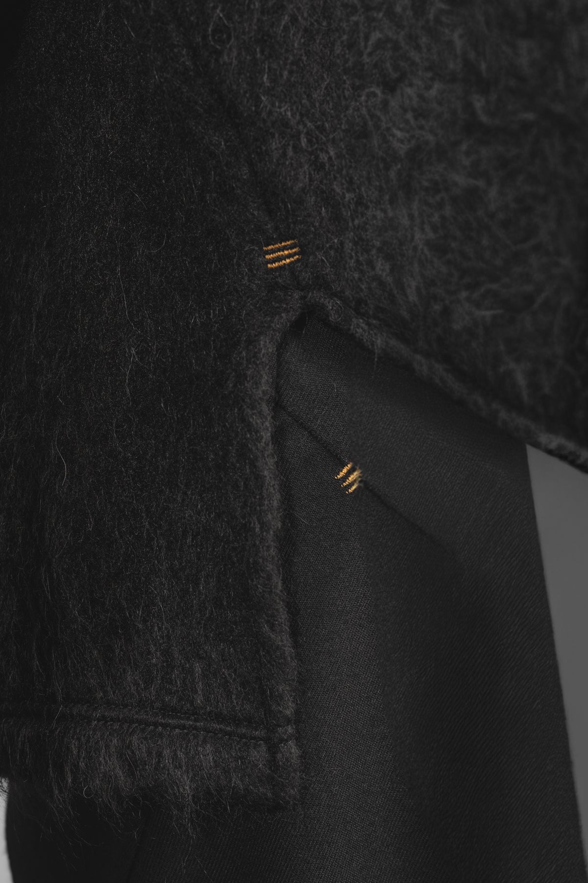 eigensinnig wien | Rosa | Exklusiver Oversize Flauschpullover für Damen in Schwarz