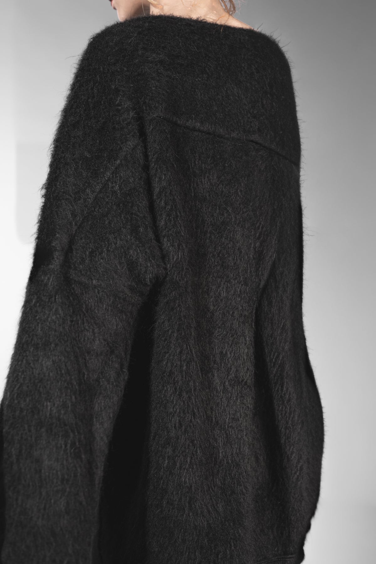 eigensinnig wien | Rosa | Exklusiver Oversize Flauschpullover für Damen in Schwarz