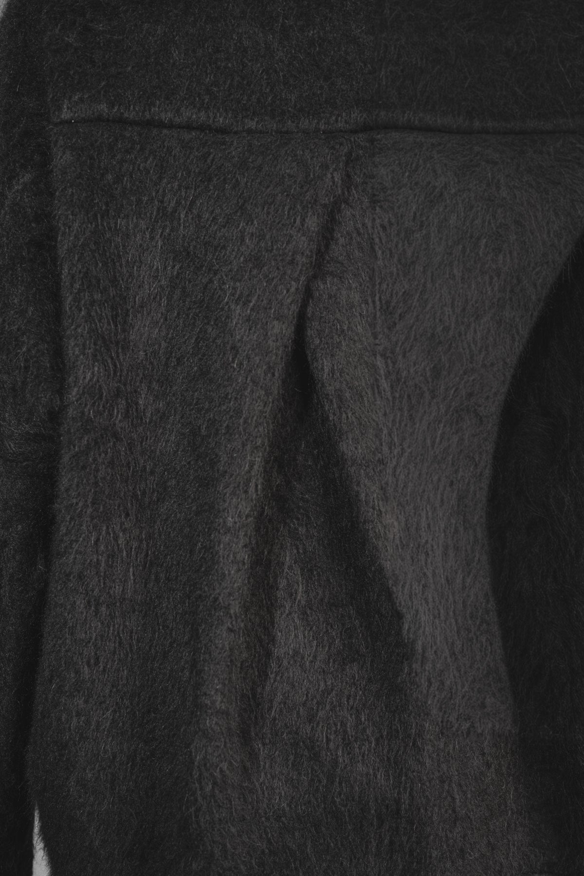 eigensinnig wien | Rosa | Exklusiver Oversize Flauschpullover für Damen in Schwarz