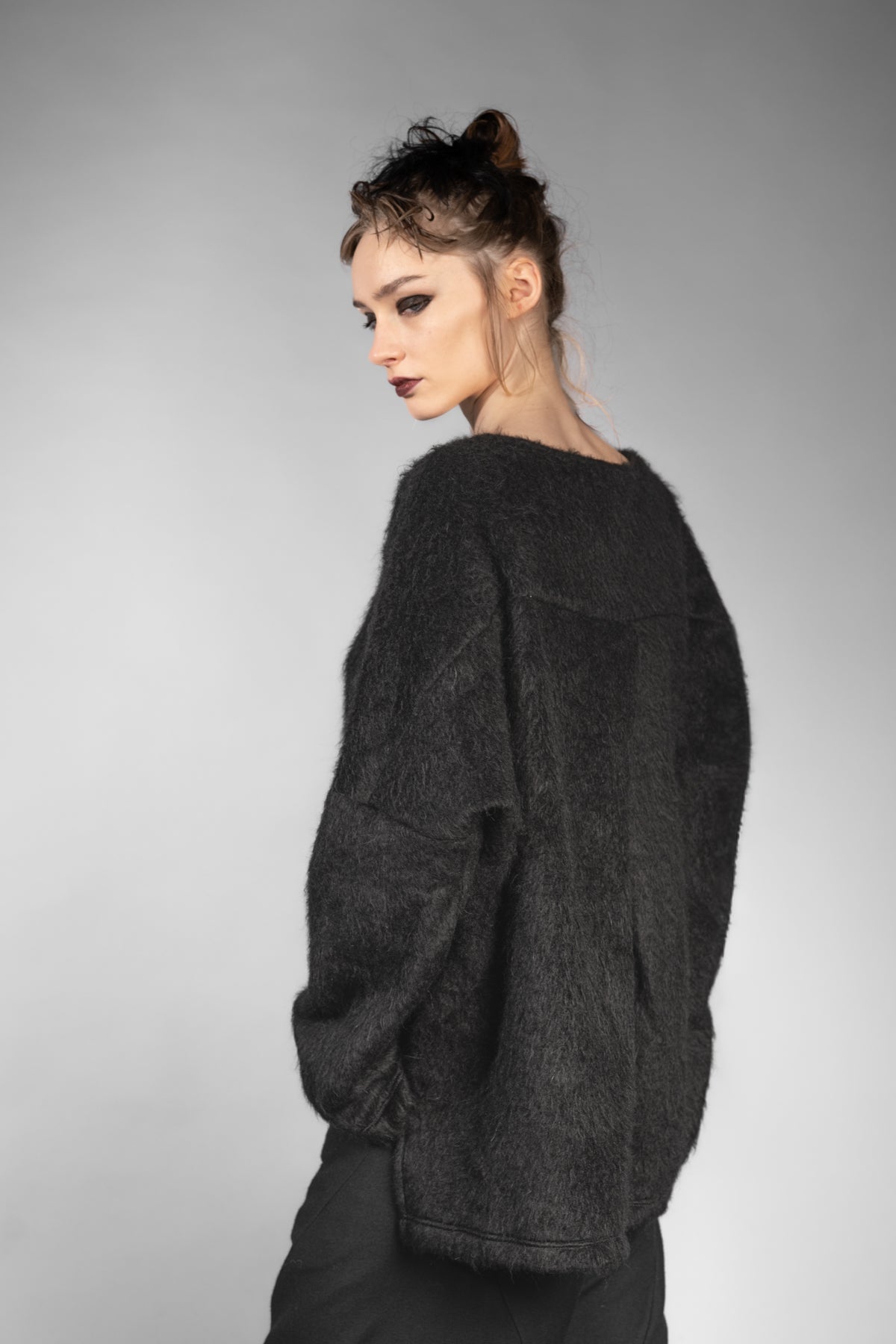 eigensinnig wien | Rosa | Exklusiver Oversize Flauschpullover für Damen in Schwarz