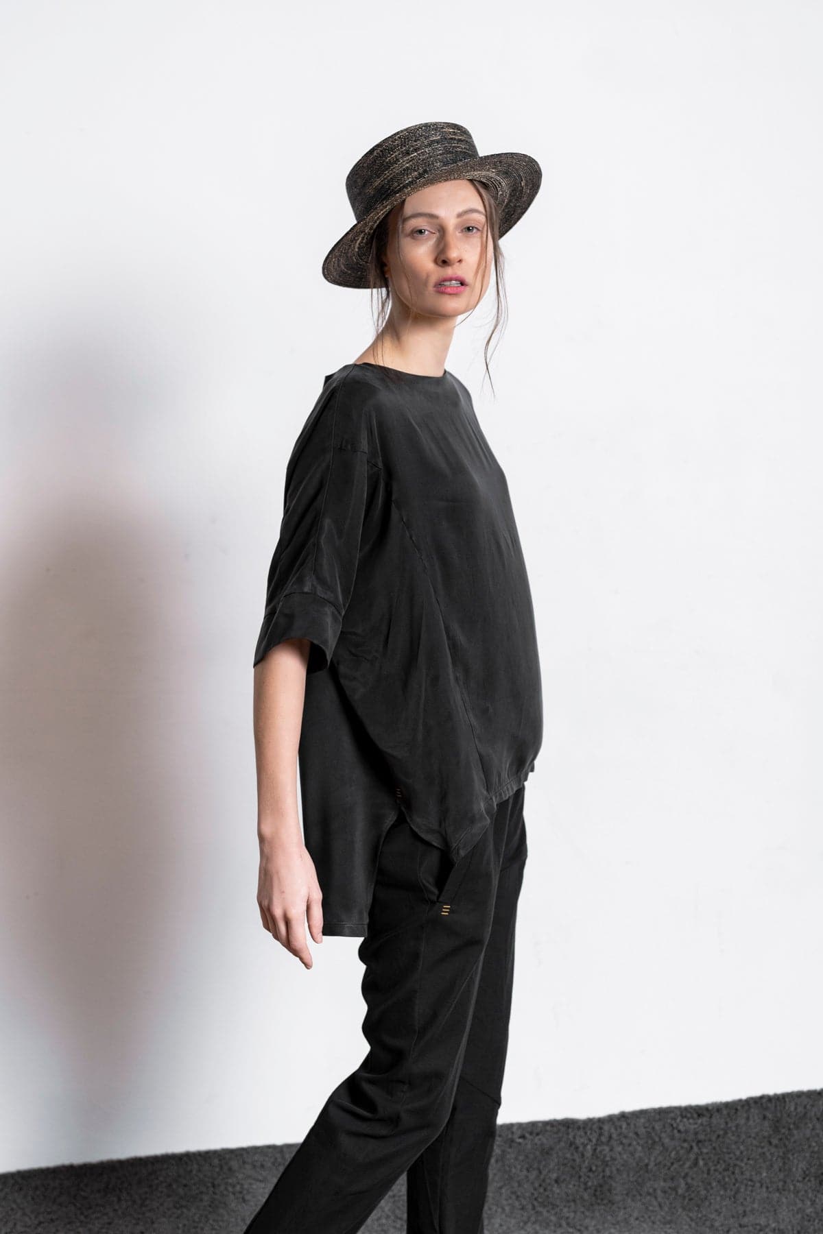 eigensinnig wien | Rosa | Oversize Bluse für Damen für den Sommer in Schwarz