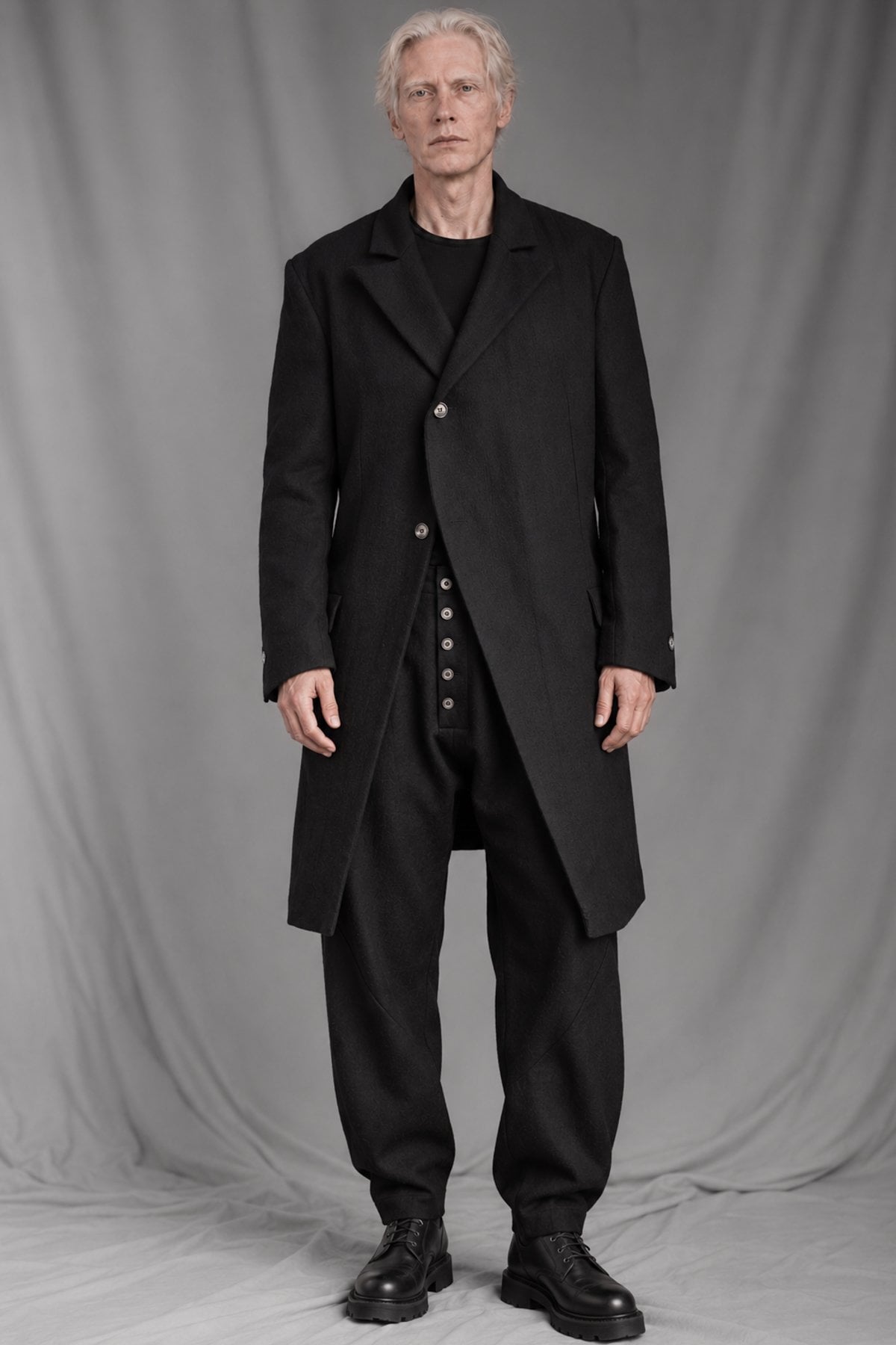 eigensinnig wien | RotPes | Extravagenter Herren-Designeranzug mit langem Mantel und Knickerbockerhose aus italienischer Luxuswolle