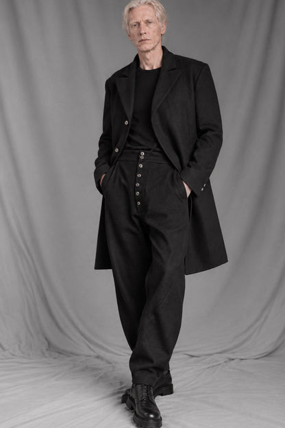 eigensinnig wien | RotPes | Extravagenter Herren-Designeranzug mit langem Mantel und Knickerbockerhose aus italienischer Luxuswolle