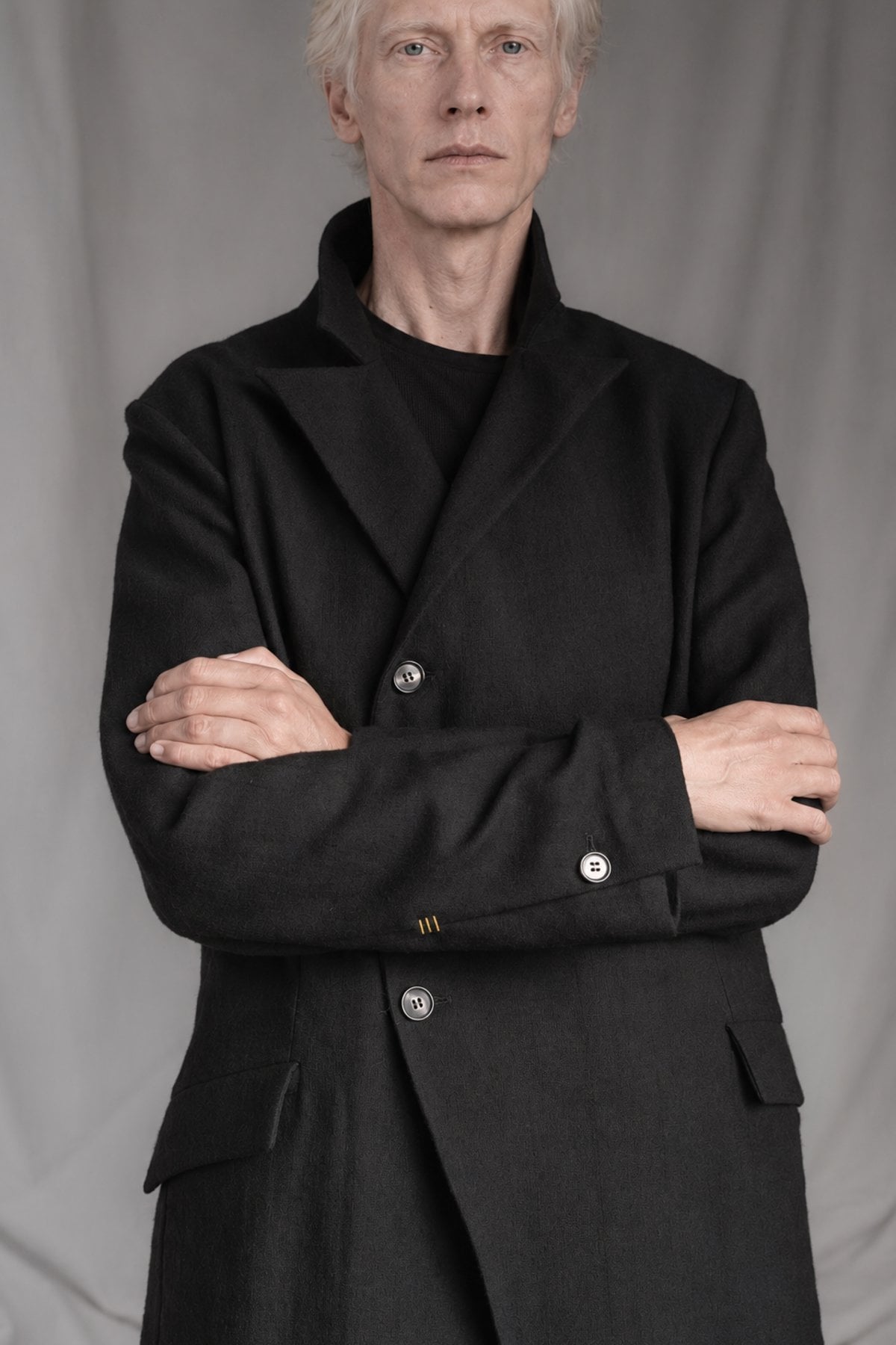 eigensinnig wien | RotPes | Extravagenter Herren-Designeranzug mit langem Mantel und Knickerbockerhose aus italienischer Luxuswolle