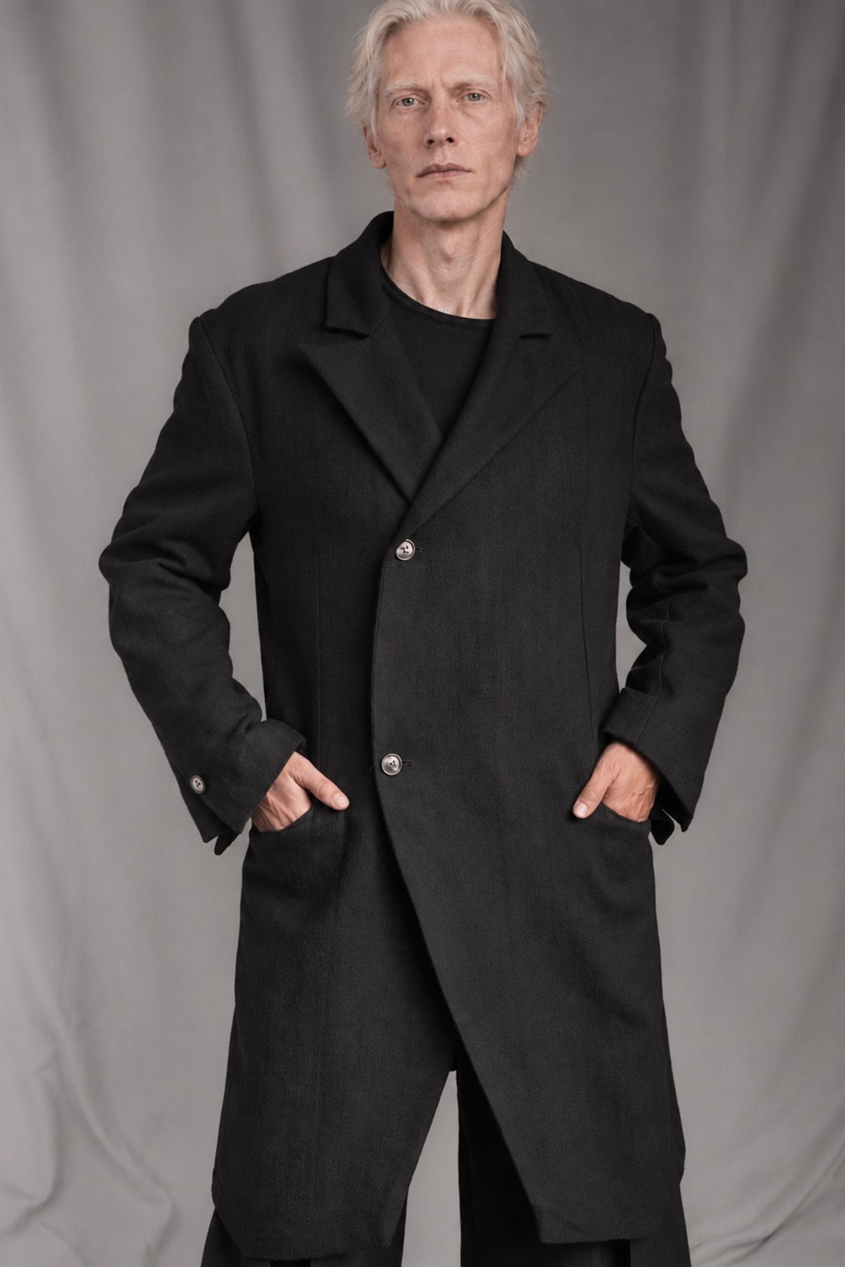 eigensinnig wien | RotPes | Extravagenter Herren-Designeranzug mit langem Mantel und Knickerbockerhose aus italienischer Luxuswolle