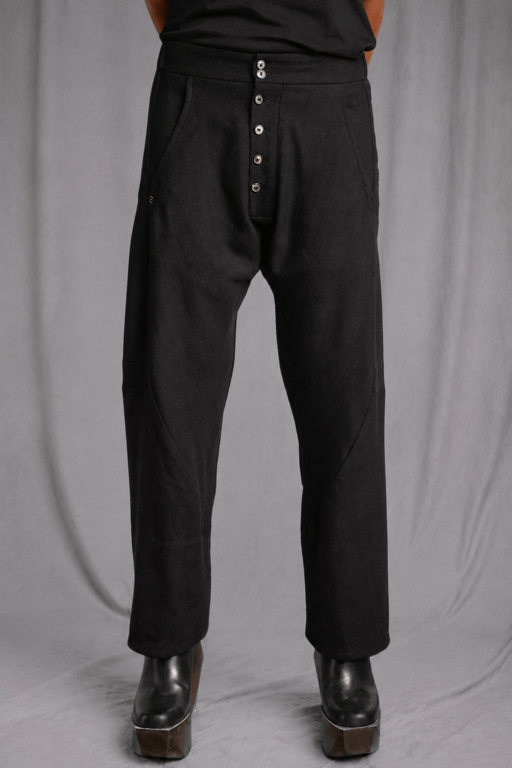 eigensinnig wien | Rotwelsch | Unkonventionelle schwarze Knickerbockerhose aus italienischer Luxuswolle