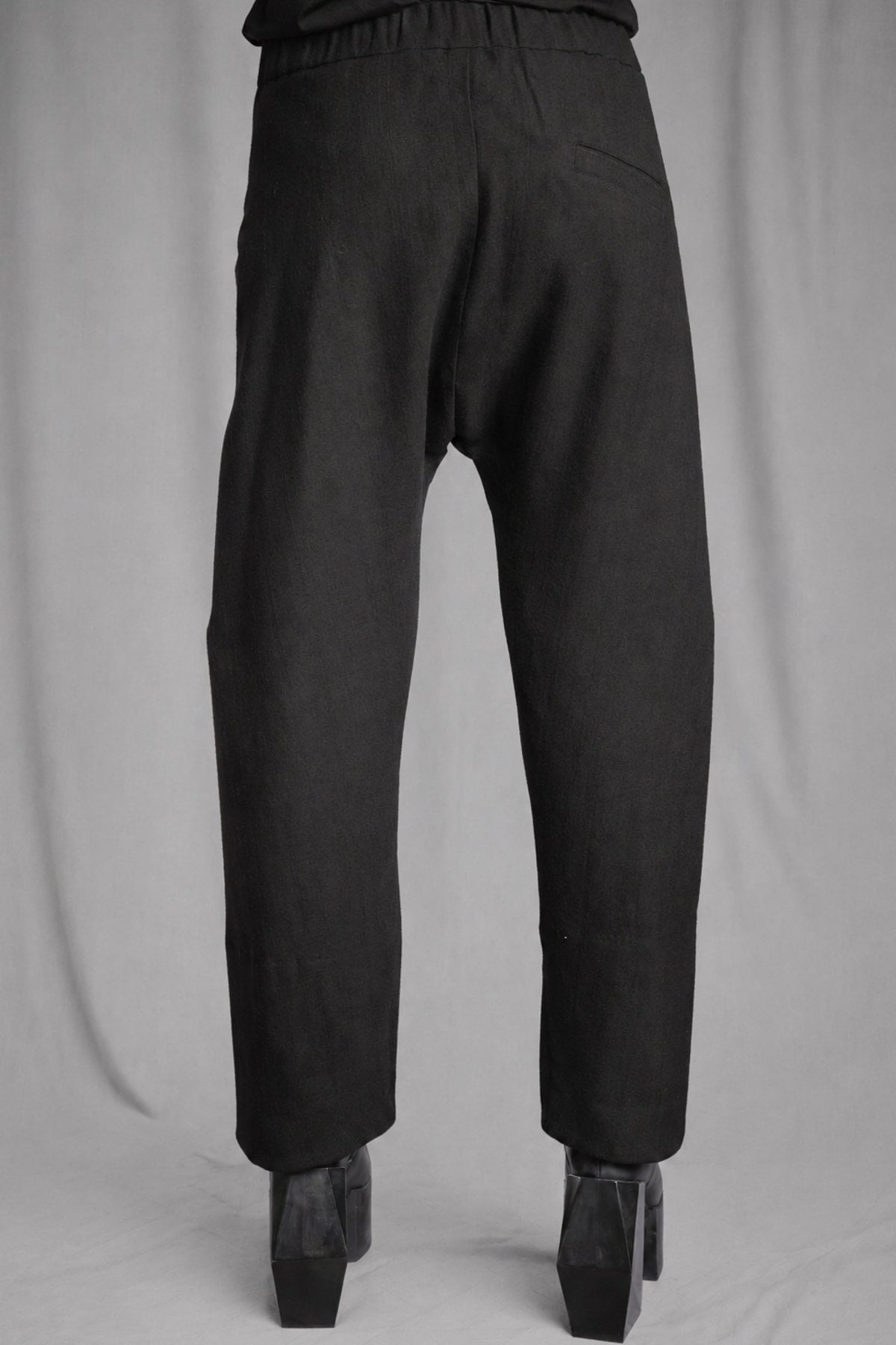 eigensinnig wien | Rotwelsch | Unkonventionelle schwarze Knickerbockerhose aus italienischer Luxuswolle