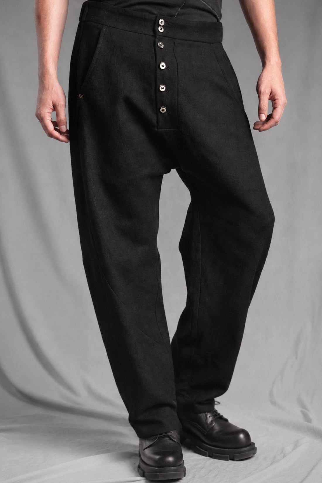 eigensinnig wien | Rotwelsch | Unkonventionelle schwarze Knickerbockerhose aus italienischer Luxuswolle