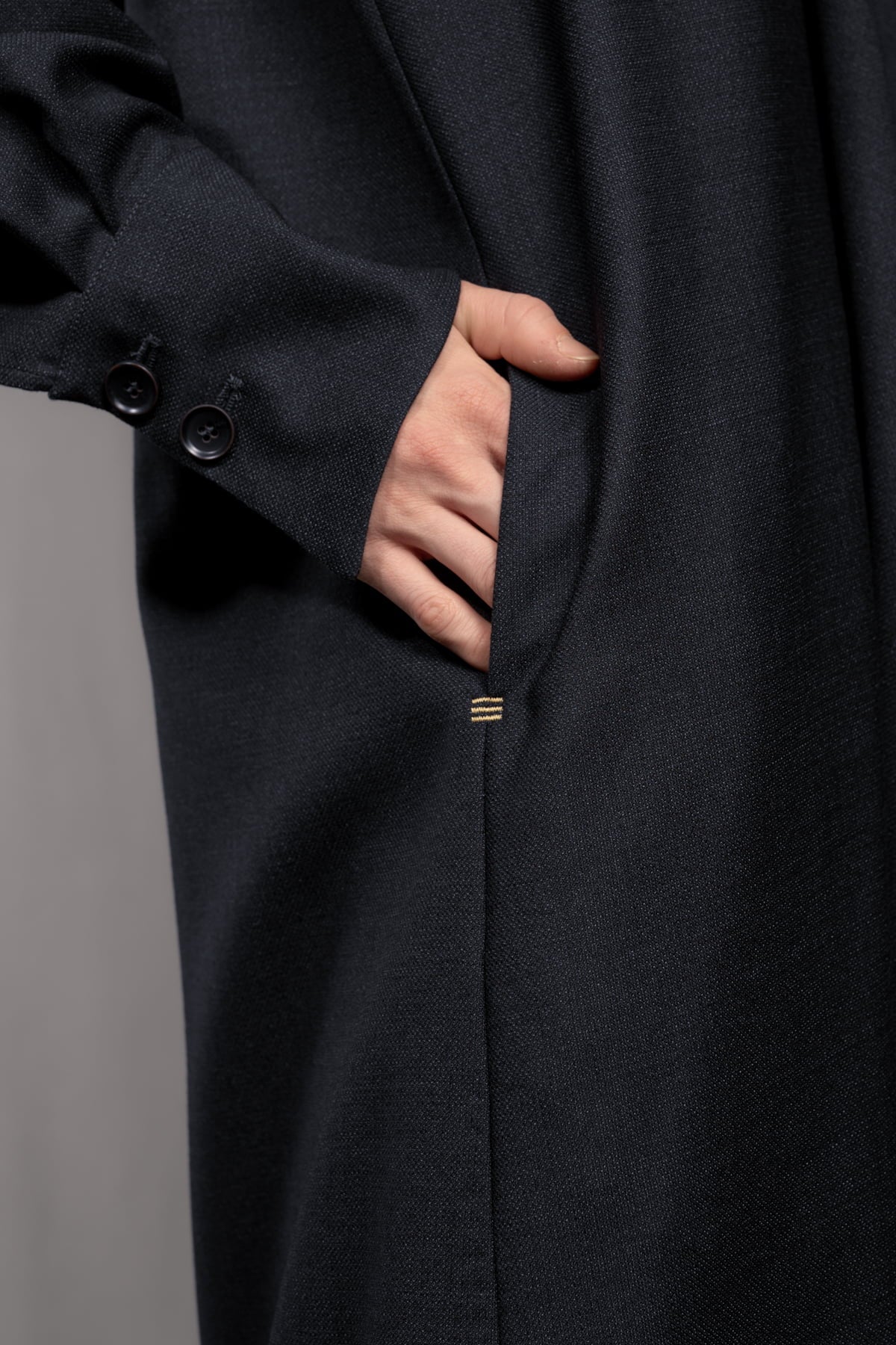 eigensinnig wien | Rübezahl | Nachtblauer Hooded Gown mit Schal aus Seide/Wolle