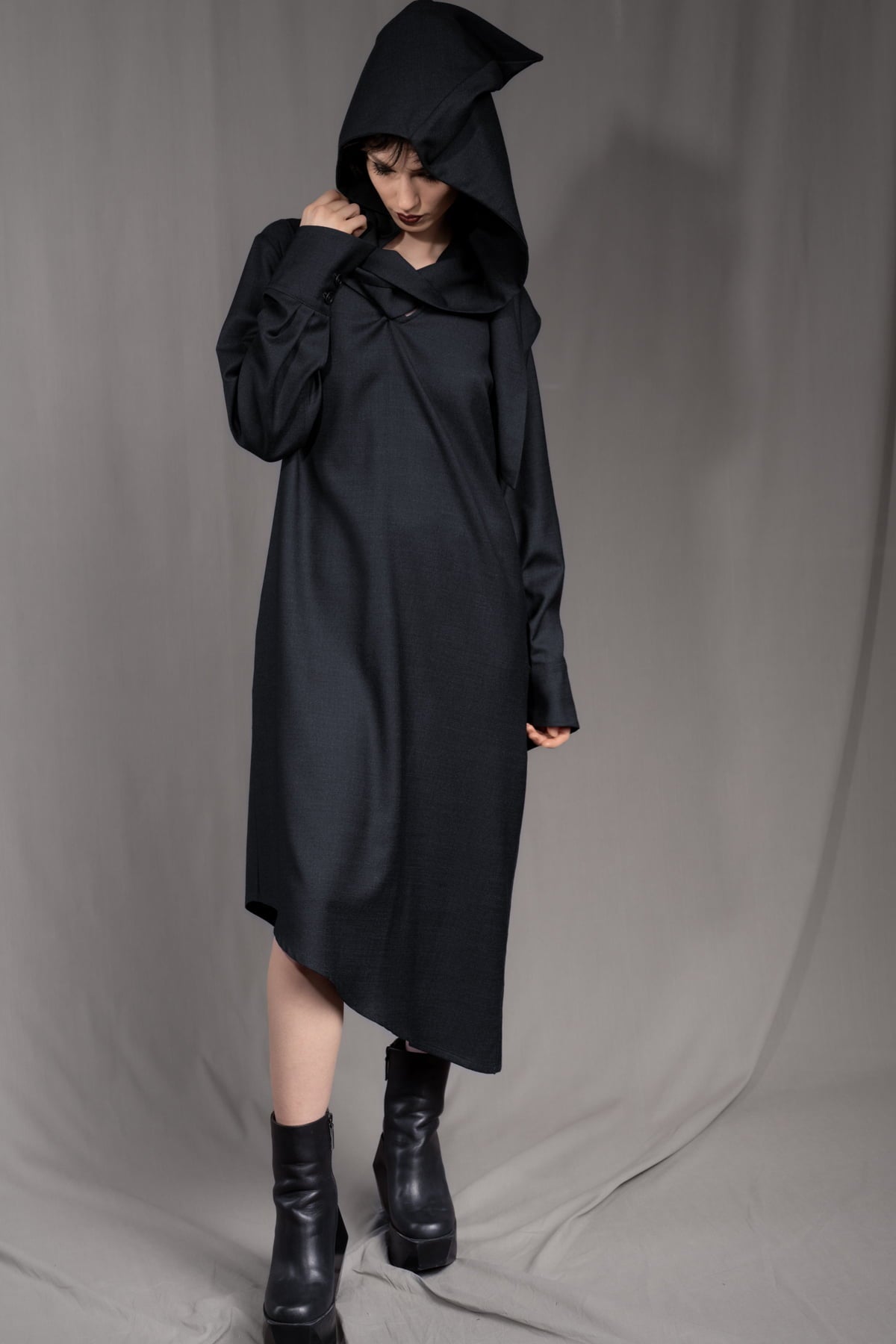 eigensinnig wien | Rübezahl | Nachtblauer Hooded Gown mit Schal aus Seide/Wolle