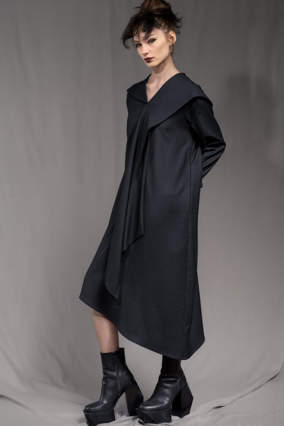 eigensinnig wien | Rübezahl | Nachtblauer Hooded Gown mit Schal aus Seide/Wolle