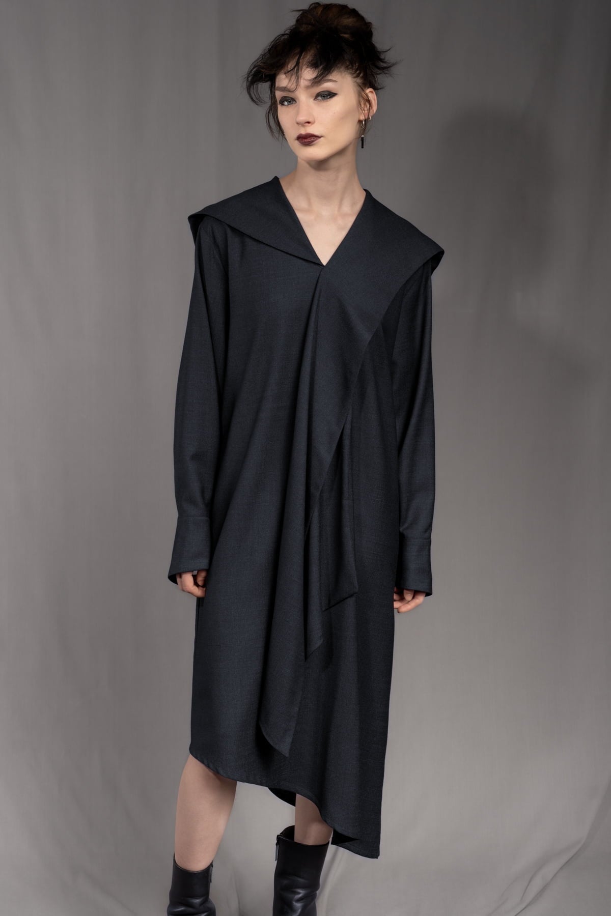 eigensinnig wien | Rübezahl | Nachtblauer Hooded Gown mit Schal aus Seide/Wolle