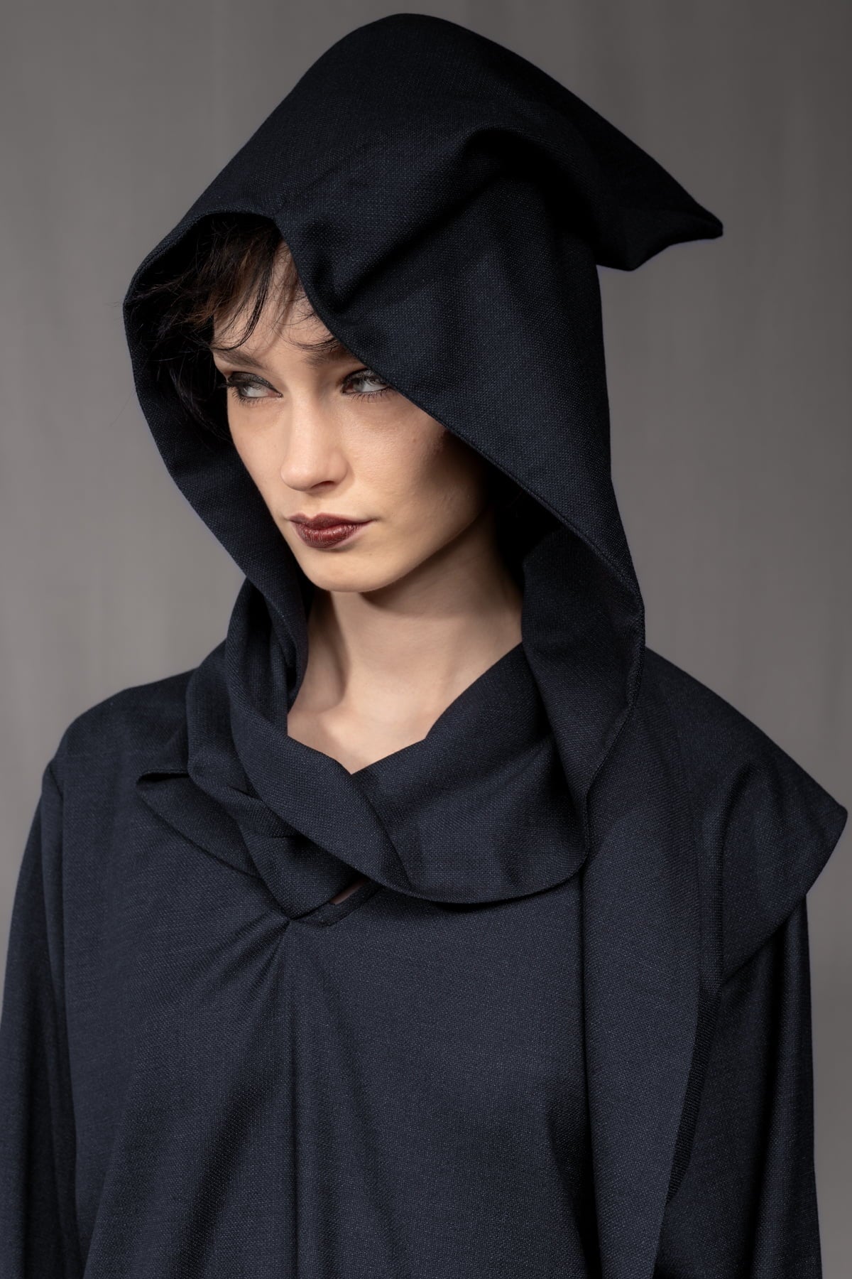 eigensinnig wien | Rübezahl | Nachtblauer Hooded Gown mit Schal aus Seide/Wolle