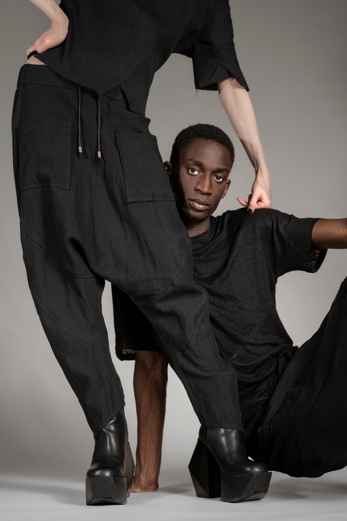 Black cropped drop crotch pants from linen eigensinnig wien