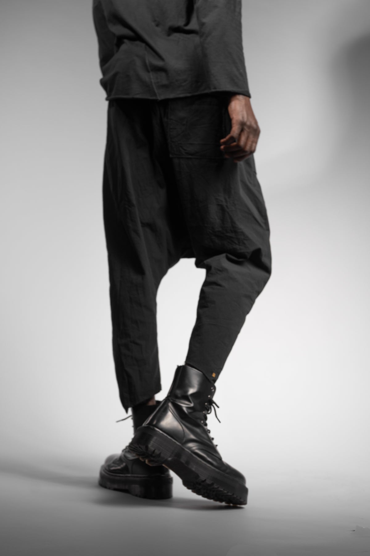 eigensinnig wien | Russell | Schwarze Designer Cropped Drop Crotch Pants aus japanischer Baumwolle