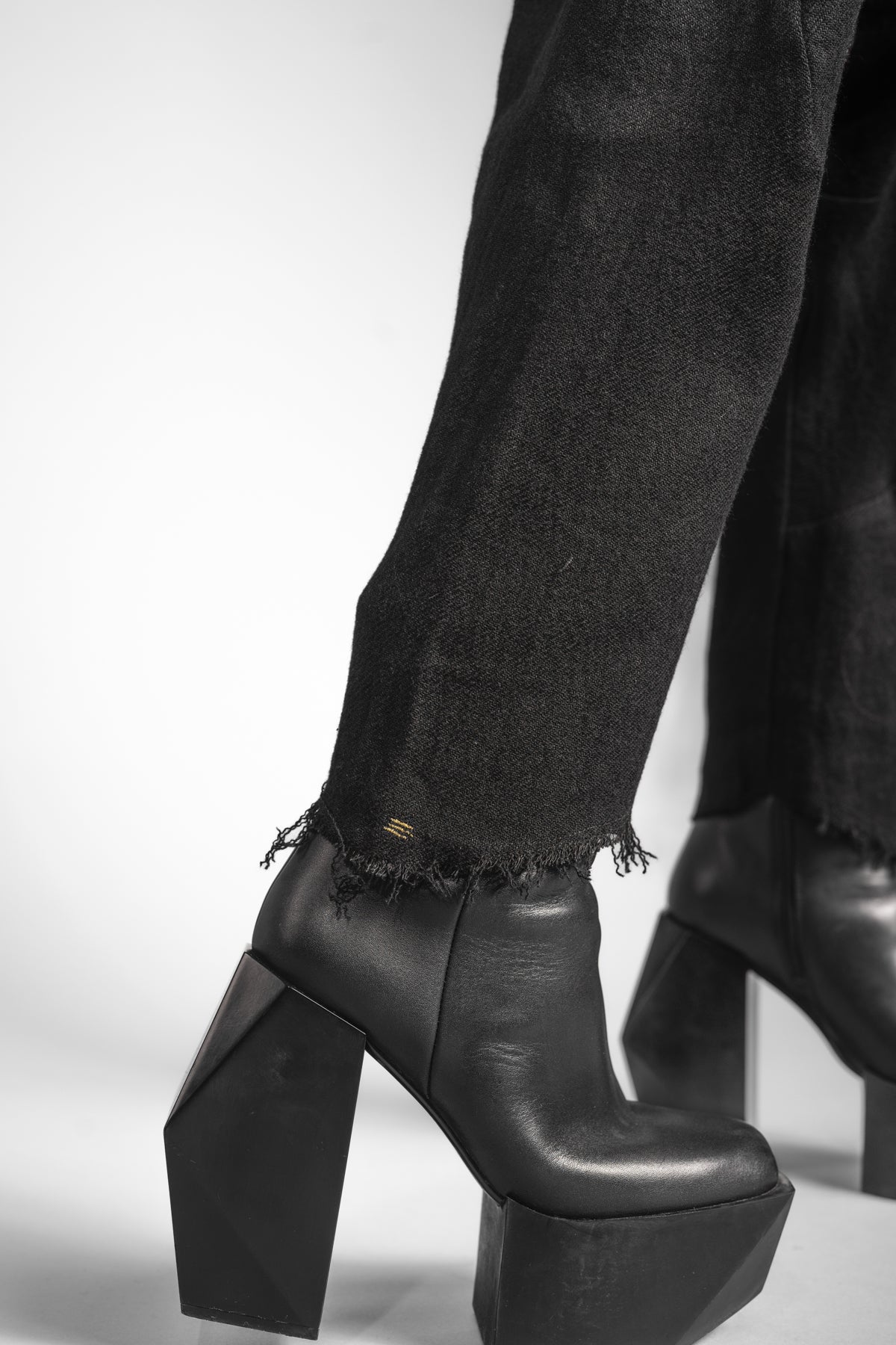 eigensinnig wien | Russell | Schwarze Designer Woll-Cropped Drop Crotch Pants