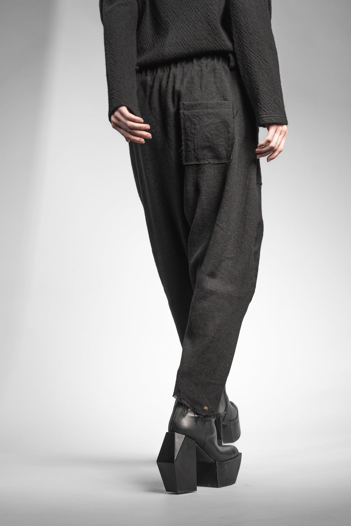 eigensinnig wien | Russell | Schwarze Designer Woll-Cropped Drop Crotch Pants