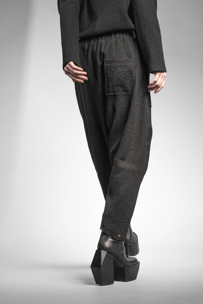eigensinnig wien | Russell | Schwarze Designer Woll-Cropped Drop Crotch Pants