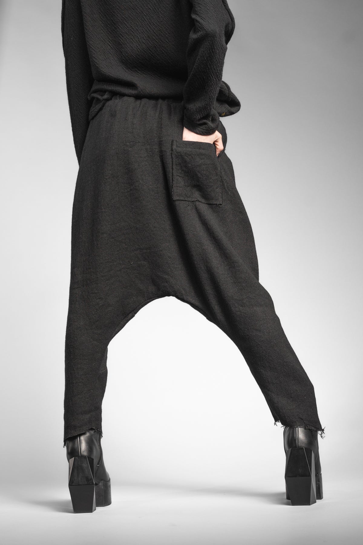eigensinnig wien | Russell | Schwarze Designer Woll-Cropped Drop Crotch Pants