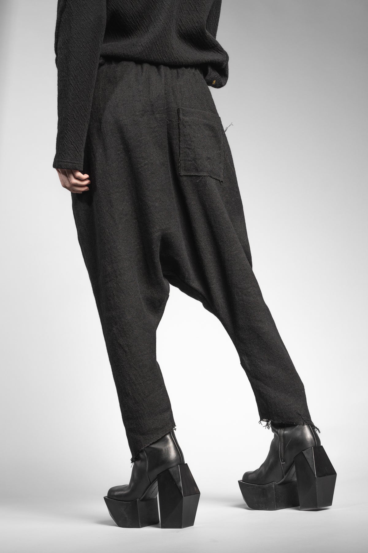 eigensinnig wien | Russell | Schwarze Designer Woll-Cropped Drop Crotch Pants