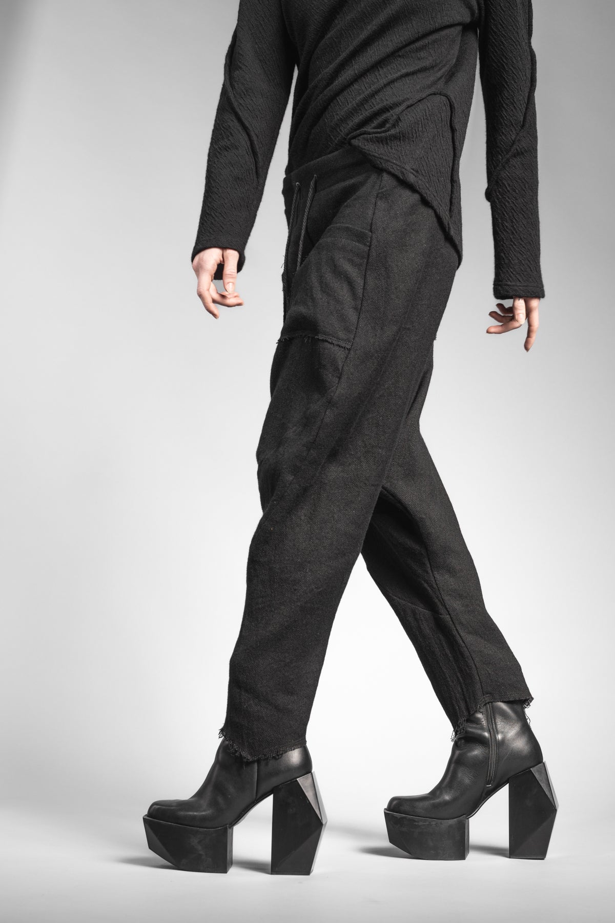 eigensinnig wien | Russell | Schwarze Designer Woll-Cropped Drop Crotch Pants