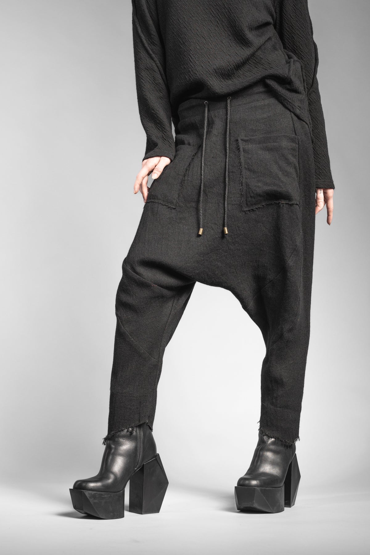 Black drop crotch pants with pleats - eigensinnig wien