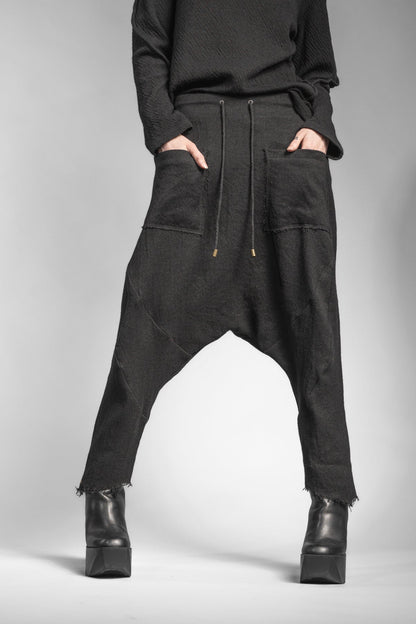 eigensinnig wien | Russell | Schwarze Designer Woll-Cropped Drop Crotch Pants