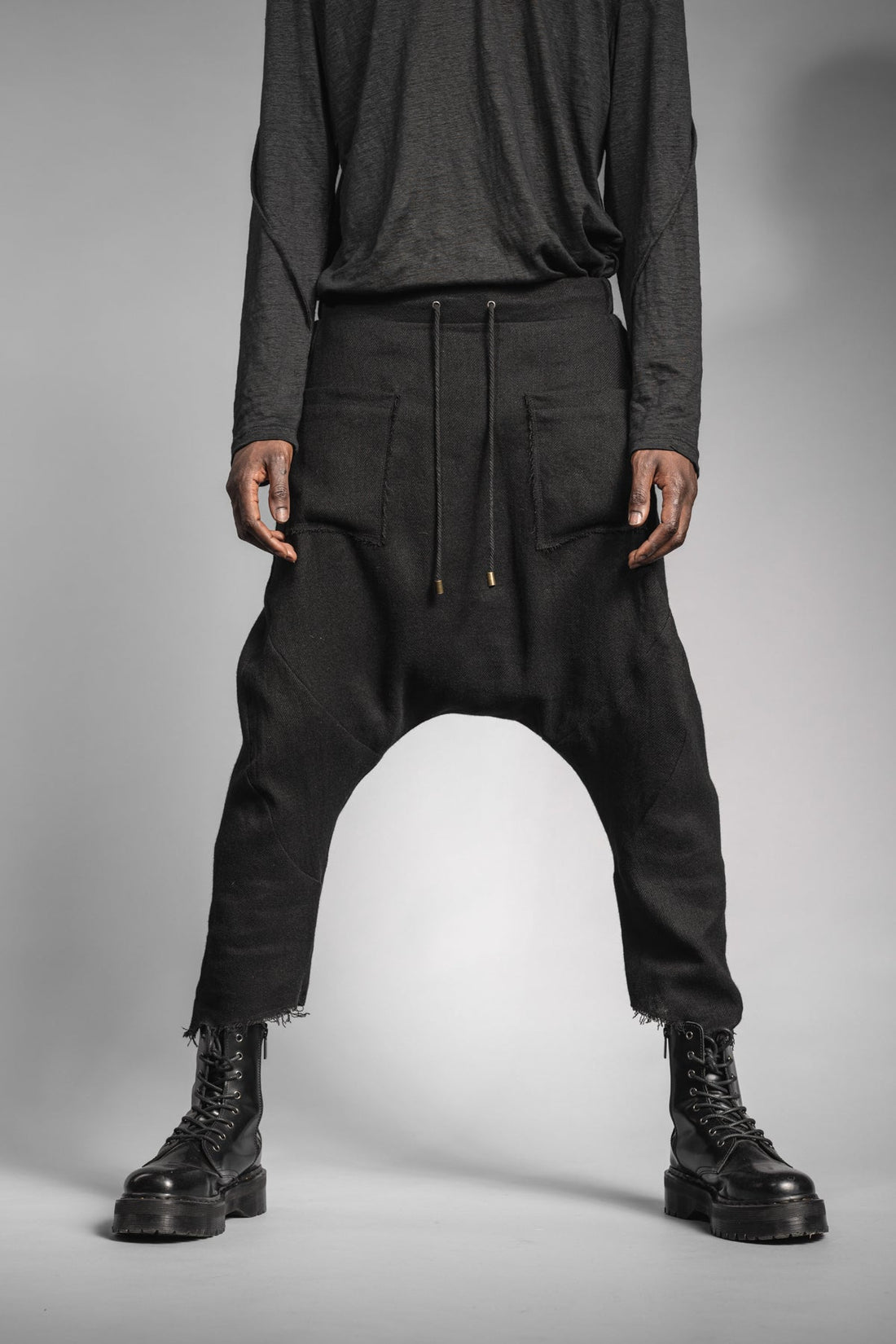 eigensinnig wien | Russell | Schwarze Designer Woll-Cropped Drop Crotch Pants