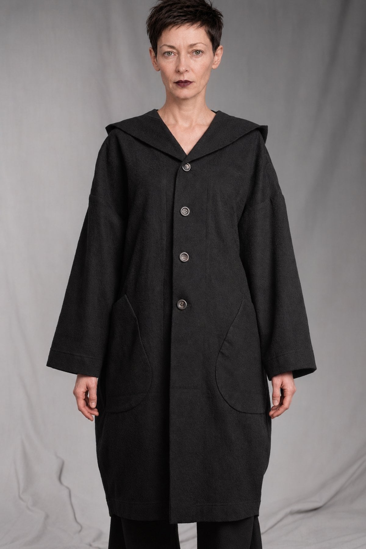 eigensinnig wien | Salzzähler | Schwarzer Designer-Oversize-Mantel mit Kapuze aus japanischem Wollmix
